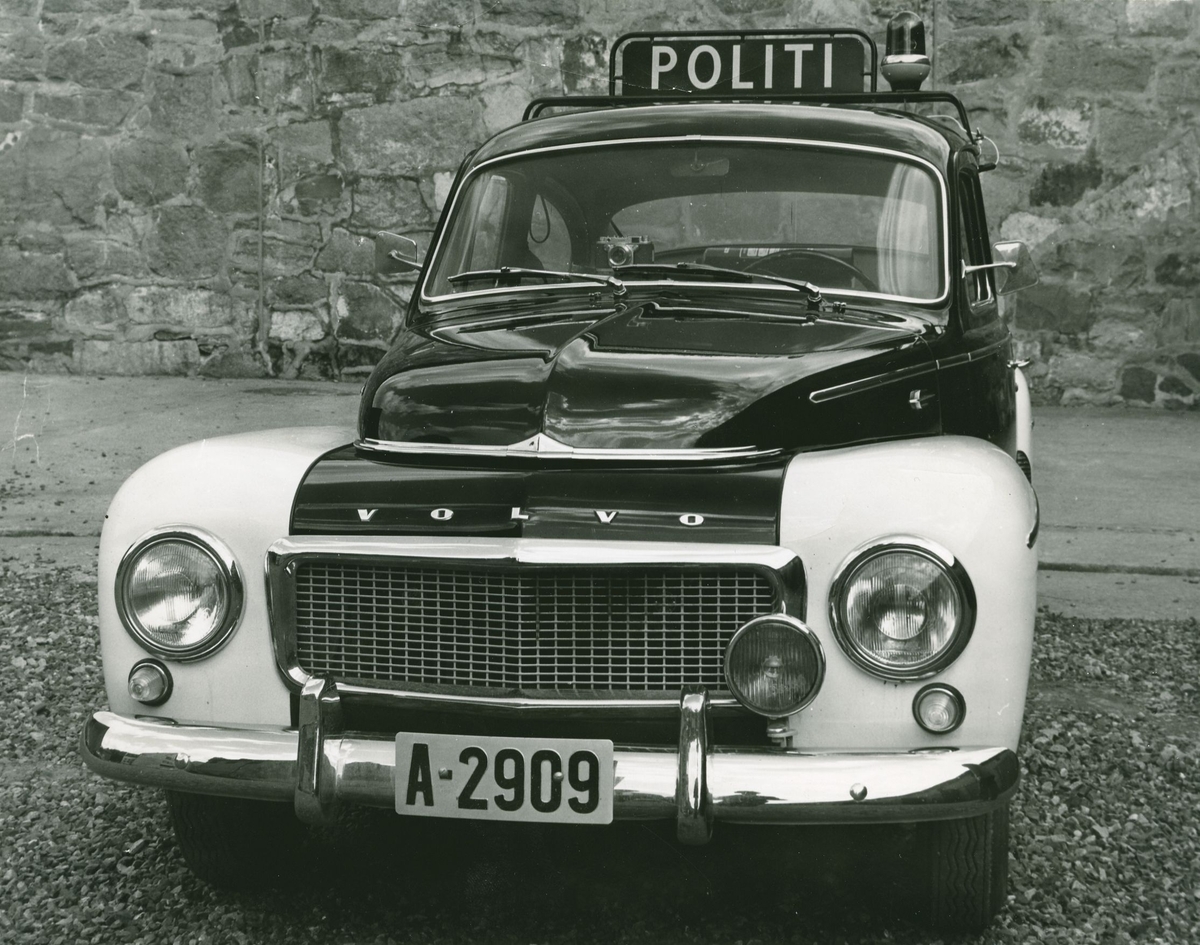 Politibil med utstyr for utrykning. Volvo.