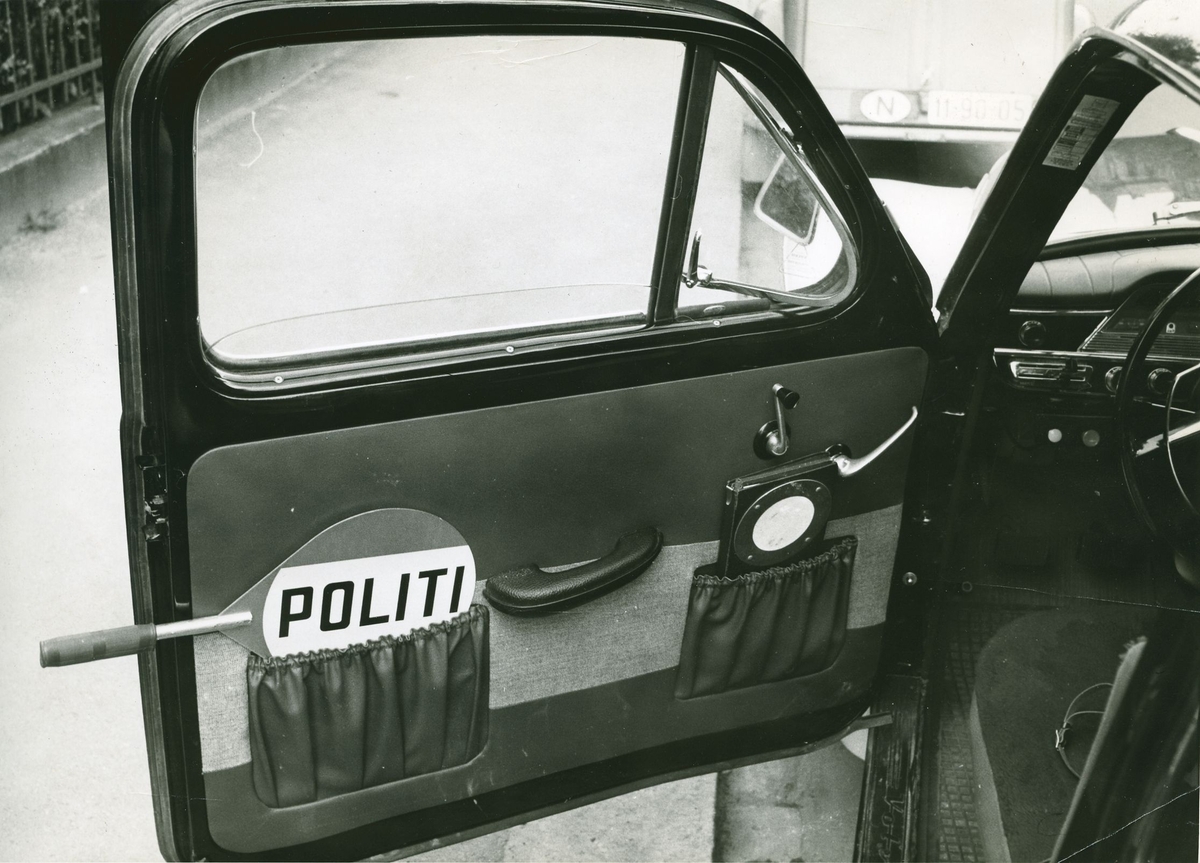 Interiør fra politibil. Volvo.