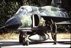 Flygtekniker fyller på kylluft och driftspänning på kamouflerat flygplan SH 37 Viggen vid övning i Björkvik.