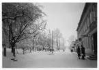 Brahegatan i Gränna i vinterskrud, mot söder. Förgården till kvarteret Hjorten till vänster och fastigheter till höger.