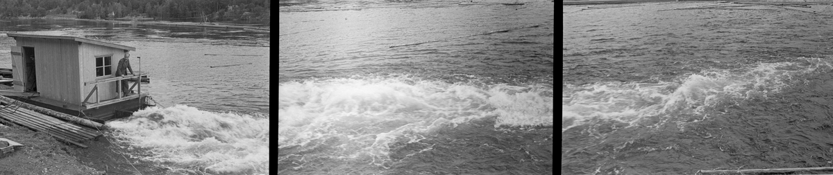 Fra forsøk med strømdannerapparat i dammen ved Kykkelsrud kraftstasjon i 1942. Da dette fotografiet ble tatt sto en mann, ingeniør Mohn, på flåten apparatet var montert på. Vannet mellom pontongene var kvitskummende og tydelig i bevegelse. Det som satte vannet i bevegelse var sannsynligvis en diger, roterende propell som befant seg i vannet, og som antakelig ble drevet av en motor som befant seg i det nevnte huset, via kjeder. Flåten ble holdt i posisjon ved hjelp av vaiere, som formodentlig var forankret i fastpunkter på land. Poenget var at propellen skulle skape en ønsket bevegelse i vannet. Her ved Kykkelsrud, hvor det var en kraftstasjon, dreide det seg antakelig om å skape strømninger som skulle bevege fløtingsvirket mot den tømmerrenna som skulle ta stokkene forbi kraftverksdammen. Det dreide seg med andre ord om et tiltak som skulle øke ekspedisjonshastigheten ved tømmerrenna uten å øke forbruket av vann, noe som jo ville ha gått på bekostning av kraftproduksjonen. Vi vet foreløpig lite om akkurat dette forsøket, men etter krigen markedsførte Olsen & Thorsen mek. verksted, ofte kortkortet til «OTHO», slike strømdannere med motorer som kunne yte fra 10 til 60 hestekrefter. Firmaet hevdet at disse maskinene kunne generere strøm så langt som 60 til 80 meter fra det stedet hvor den roterende propellen ble montert. Fløtingsfunksjonærene erfarte nok at vikrkningen ikke var fullt så vidtrekkende som produsenten forespeilte dem. Dette apparatet var sannsynligvis produsert ved Fredrikstad mek. Verksted på Kråkerøy (jfr. SJF.1989-04524 - SJF.1989-04527). Firmaet Olsen & Thorsen mek. verksted markedsførte et liknende produkt overfor virksomheter som hadde behov for mudring. 

Dette er en montasje av tre bilder -  hentet fra et av Glomma fellesfløtingsforenings album, der man, i mangel av vidvinkelobjektiv, hadde forsøkt å montere tre fotografier, tatt med korte intervaller, ved sida av hverandre.