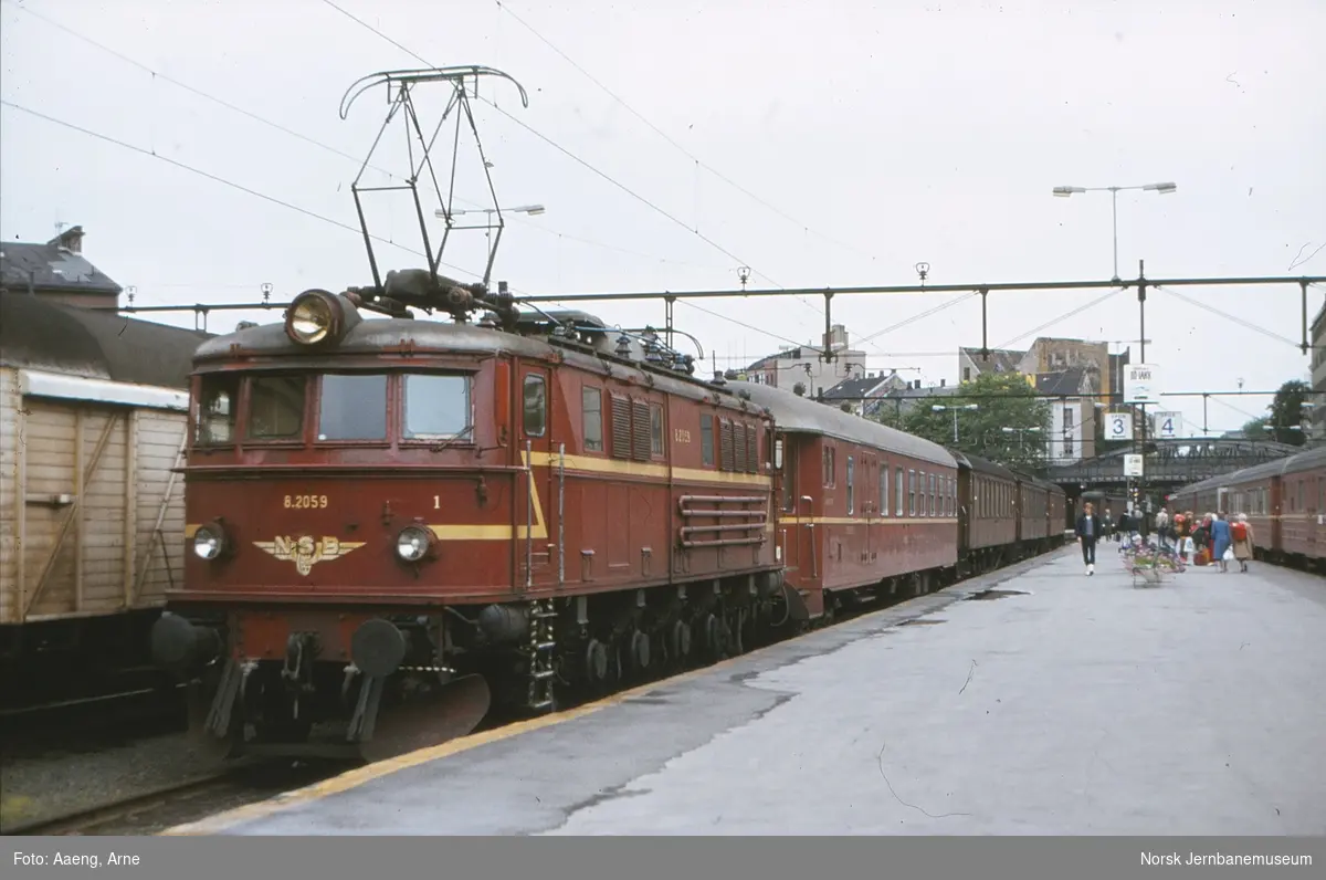 Elektrisk Lokomotiv El 8 2059 Med Persontog I Spor 3 På Oslo Vestbanestasjon Norsk 