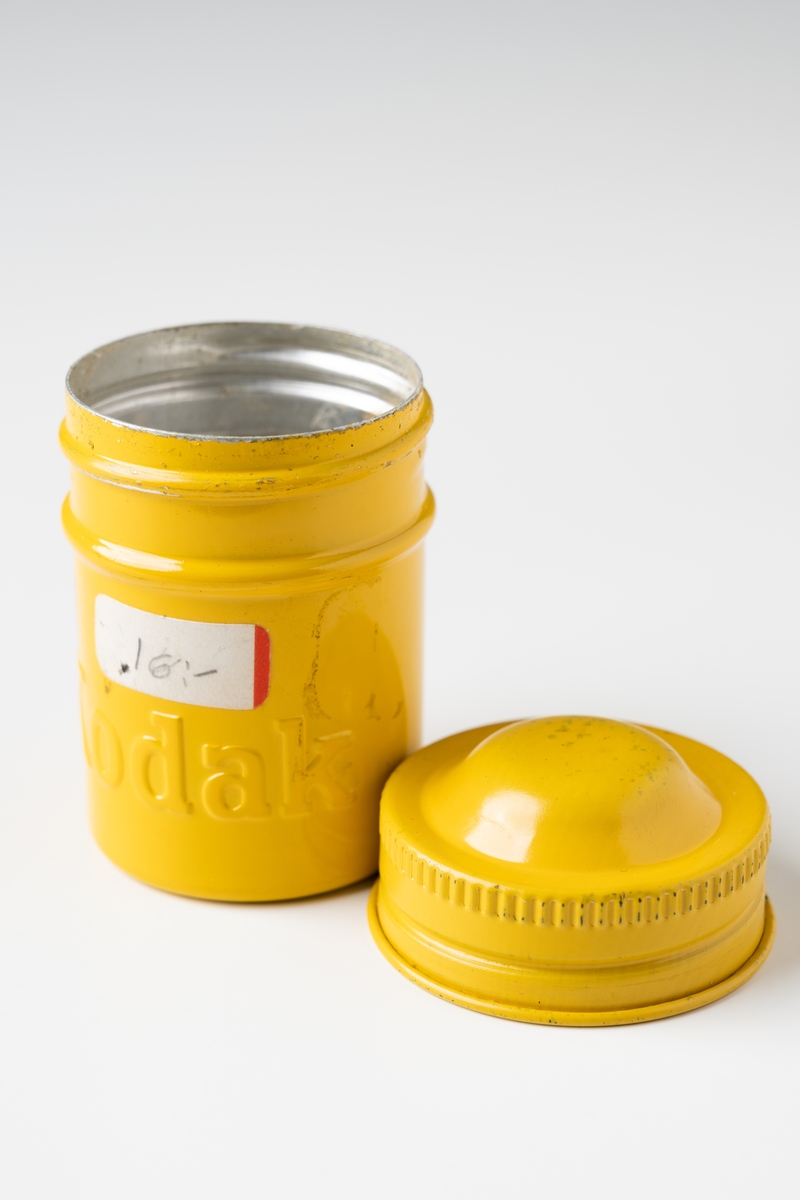 Burk med skruvlock, av aluminiumplåt. Rund, gulfärgad med texten "KODAK" i relief. Sekundärt påklistrad prislapp med påskrivet pris: "16 :-". Burk avsedd för rullfilm (stillbilder).

Se vidare Historik