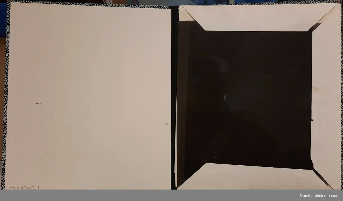 Rasterfiltere (2 stk. strekraster) til bruk i arbeid med foto for å oppnå ulike grafiske effekter. Filtrene oppbevares i mapper av kartong overtrukket med papir i slangeskinnsimitasjon.