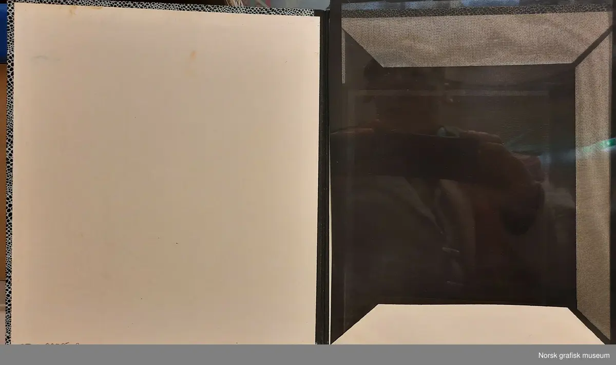 Rasterfiltere (4 stk., muligens kornraster?) til bruk i arbeid med foto for å oppnå ulike grafiske effekter. Filtrene oppbevares i mapper av kartong overtrukket med papir i slangeskinnsimitasjon.