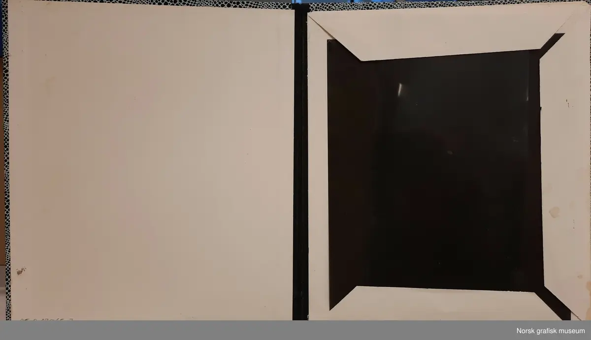 Rasterfiltere (2 stk. kornraster) til bruk i arbeid med foto for å oppnå ulike grafiske effekter. Filtrene oppbevares i mapper av kartong overtrukket med papir i slangeskinnsimitasjon.