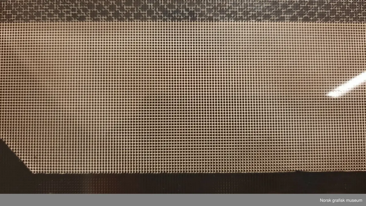 Rasterfiltere (4 stk., muligens kornraster?) til bruk i arbeid med foto for å oppnå ulike grafiske effekter. Filtrene oppbevares i mapper av kartong overtrukket med papir i slangeskinnsimitasjon.
