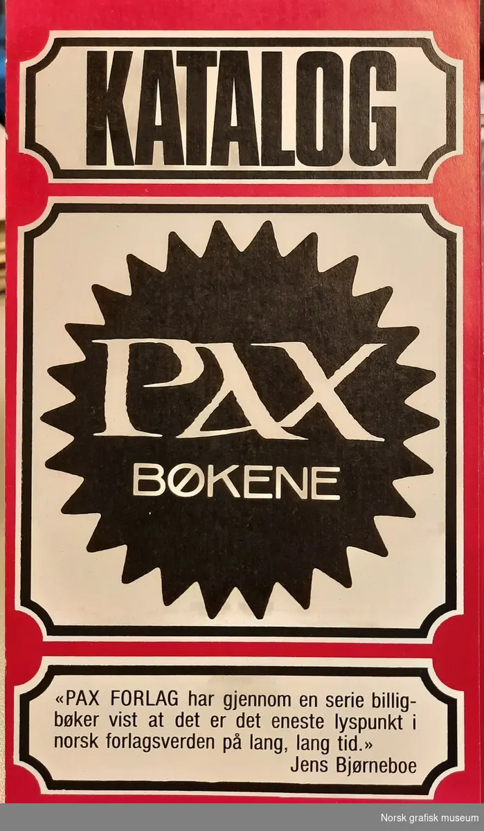 Reklamebrosjyre med katalog over utgivelser av Pax-bøkene. Tittel: "Billigbøker med mening".
Opplysninger fra giver: "Fra starten av ga forlaget ut billig-bøker i såkalt paperback-format, 17 x 22,5 cm. I 1966-67 kom det også ut underserier: 'Pax faktaserien' i format 14 x 20 cm, og 'Minipax-serien' i format 17 x 22,5 cm. Den sistnevnte serien hadde et enkelt grafisk utformet motiv som kun varierte i fargene. Forlagets første ca. 40 titler (1964-1966) hadde omslagsdesign av fotografen Arild Kristo (1939-2010). Hans stil første til at Pax-bøkene ble et begrep. I 1967 overtok designeren Bruno Oldani som hoved-designer. Hans stil var på mange måter en kontrast til Kristos, men også hans omslag vakte oppmerksomhet og anerkjennelse. Innimellom disse to fikk [giver] anledning til å lage en ca. 25 bokomslag i 1966-67. [Giver] var påvirket og inspirert av både Kristo og Oldani, som [giver] hadde nær kontakt med".