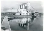 Västerås, Munkängen.
Arosbygdens silos-magasin vid gamla hamnen, Västerås. 1950-talet.