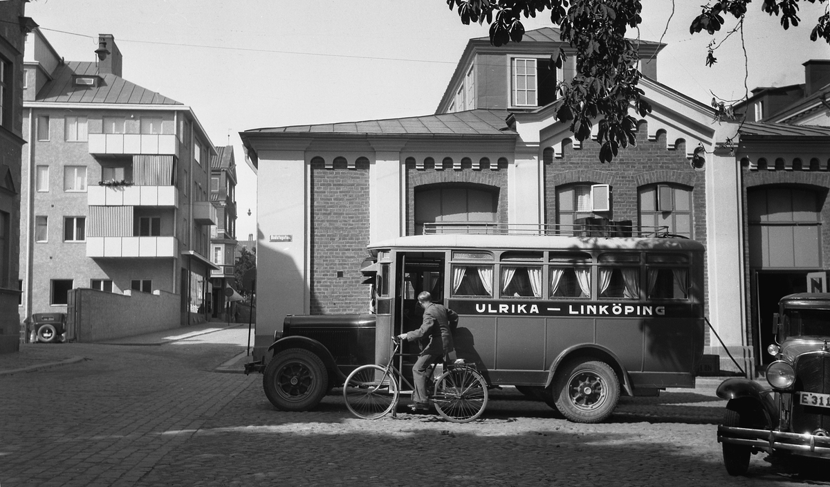 Ulrikabussen väntar påstigande vid Bastuplan i Linköping. Linjen drevs i många år av omnibussägaren Alvar Petersson i Ulrika. Bussen står parkerad invid saluhallen som upplysningsvis kom att drabbas av en förödande eldsvåda 1967. Odaterad bild som bär 1930-talets prägel.