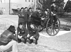 Kaserngården, 1978

Årets bästa soldater från dom fem utbildningskompanierna samlade den 12 april 1978.

Bild 1 Två soldater från varje kompani har utsetts till Bästa soldat, här fotograferade av lokalpressen.

Bild 2 Av dom tolv soldaterna får två, genom lottdragning, åka på en stipendieresa till England. Lottdragning sker på utbildningschefens rum, major von Porat (C GU avd) förbereder. 

Bild 3 Dom två som vann lottdragningen att åka till England blev fr v Anders Hellberg, Västerås samt Michael Andersson, Kungsör. Conny Wahlberg, Strängnäs och Benny Karlsson, Katrineholm utsågs till reserver efter lottdragning.
Michael Andersson kom senare att fortsätta som officer och Conny Wahlberg som förrådsförman vid regementet.

Bild 4 Överste 1 Nils Stenqvist gratulerar stipendiaterna.