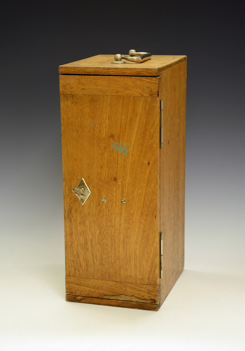 Mikroskop i kasse. Fra protokollen: Treetui med mikroskop. Etuiet er låsbart og har bærehåndtak øverst. Mikroskopet er av messing og sort lakkert metall, av merket Seibert in Wetzlar. Merket 15015 (serienummer), montert med linse merket 3.