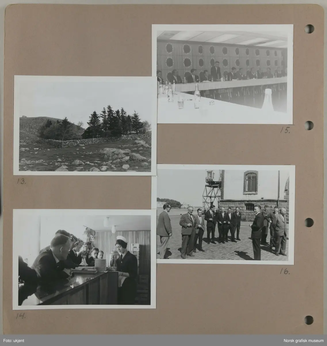 Fotoalbum med bilder fra møter og turer, antageligvis med en grafisk forening eller grafisk relatert arbeidsplass.