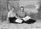 Kvinna tillsammans med Augusta Sandell från Nolsterby, Börstils socken, Uppland 1921