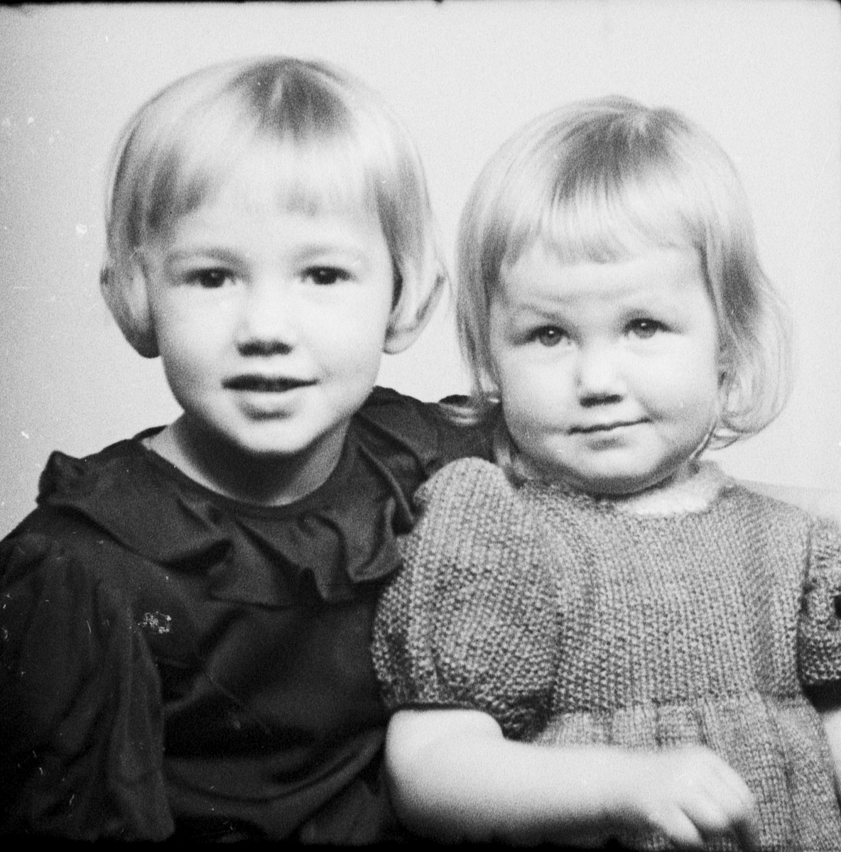 Ateljéporträtt - flickor och kvinna, Östhammar, Uppland