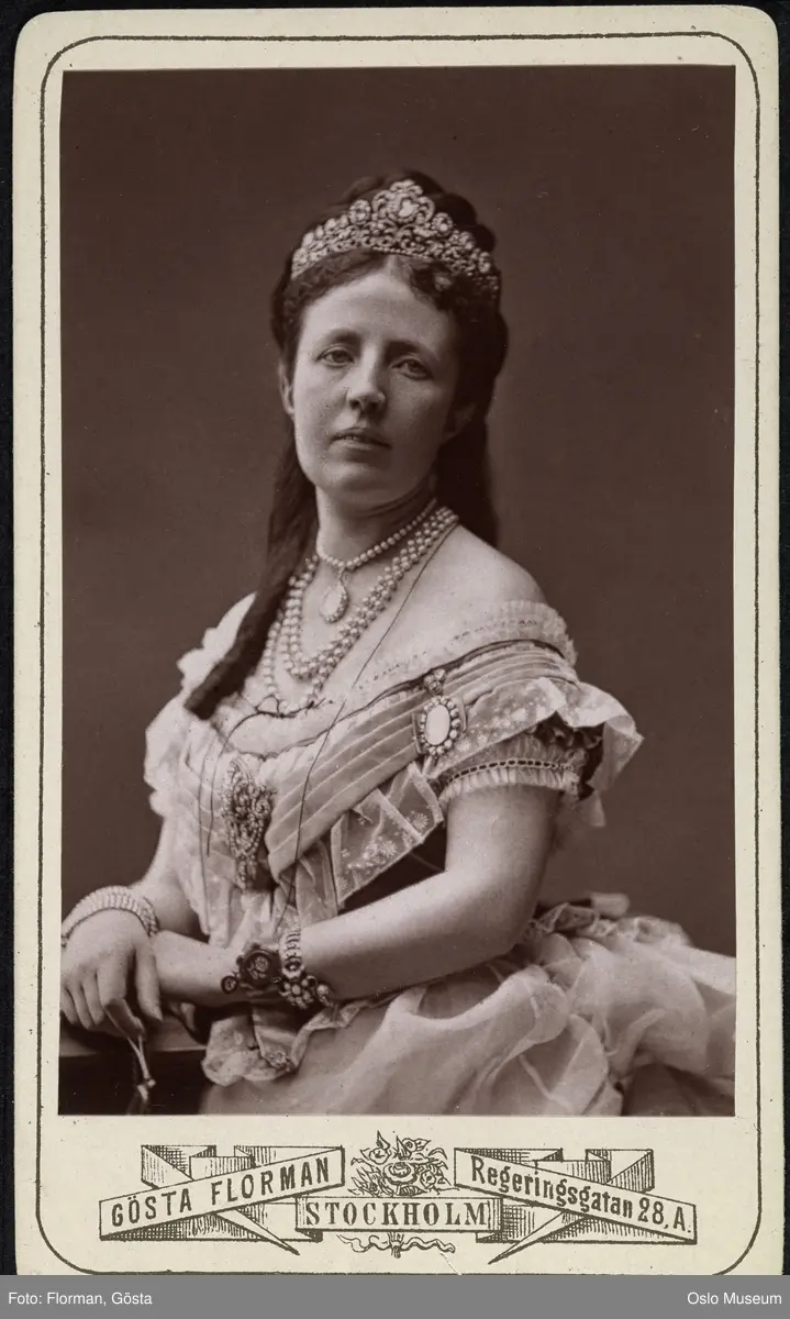portrett, kvinne, dronning, sittende helvfigur