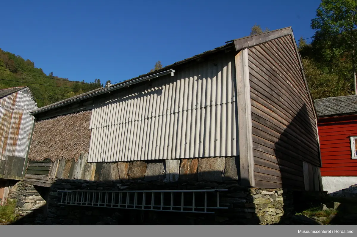 Grindbygd løe på murt flor. Løa har fire stavpar, der fire av stavane er av den gamle typen; dvs gjenbruk frå eldre løer. Saltak med sperr tekt med hardingaheller. Aust- og vestgavlen med liggande kledning. Resten kledd med brakjekledning og skvettheller.