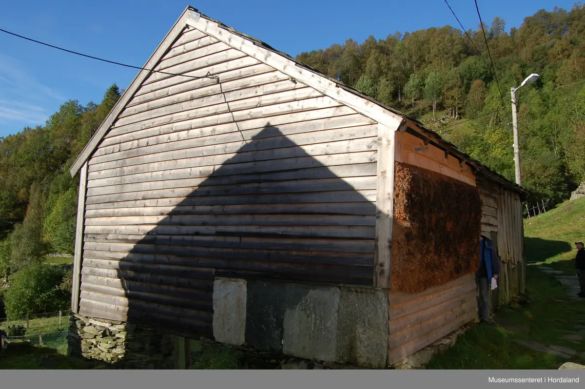 Grindbygd løe på murt flor. Løa har fire stavpar, der fire av stavane er av den gamle typen; dvs gjenbruk frå eldre løer. Saltak med sperr tekt med hardingaheller. Aust- og vestgavlen med liggande kledning. Resten kledd med brakjekledning og skvettheller.