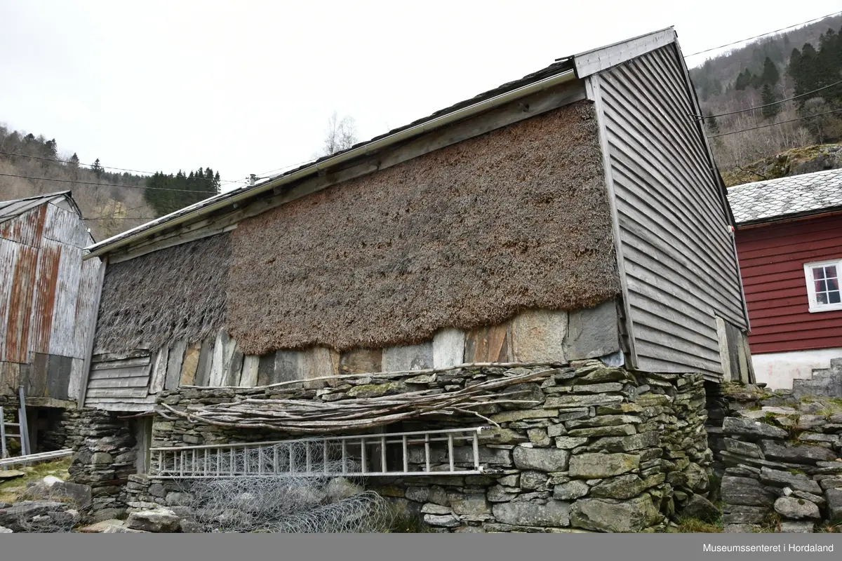 Grindbygd løe på murt flor. Løa har fire stavpar, der fire av stavane er av den gamle typen; dvs gjenbruk frå eldre løer. Saltak med sperr tekt med hardingaheller. Aust- og vestgavlen med liggande kledning. Resten kledd med brakjekledning og skvettheller.