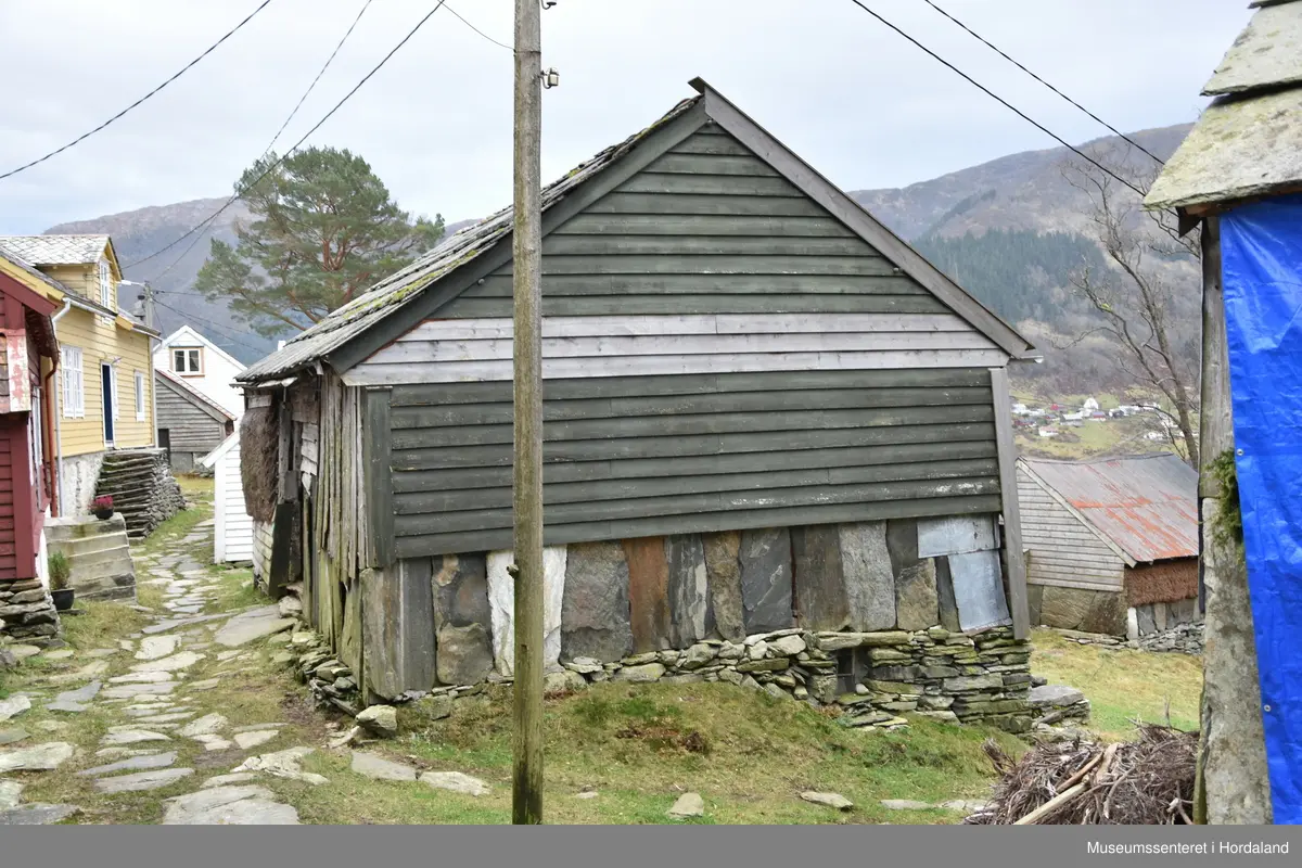 Grindbygd løe på murt flor. Løa har fire stavpar, der fire av stavane er av den gamle typen; dvs gjenbruk frå eldre løer. Saltak med sperr tekt med hardingaheller. Aust- og vestgavlen med liggande kledning. Resten kledd med brakjekledning og skvettheller.