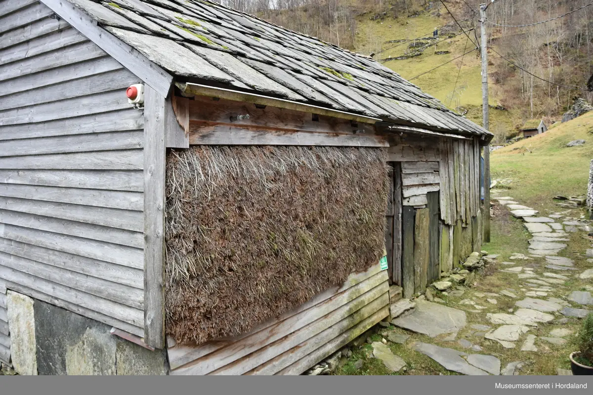 Grindbygd løe på murt flor. Løa har fire stavpar, der fire av stavane er av den gamle typen; dvs gjenbruk frå eldre løer. Saltak med sperr tekt med hardingaheller. Aust- og vestgavlen med liggande kledning. Resten kledd med brakjekledning og skvettheller.