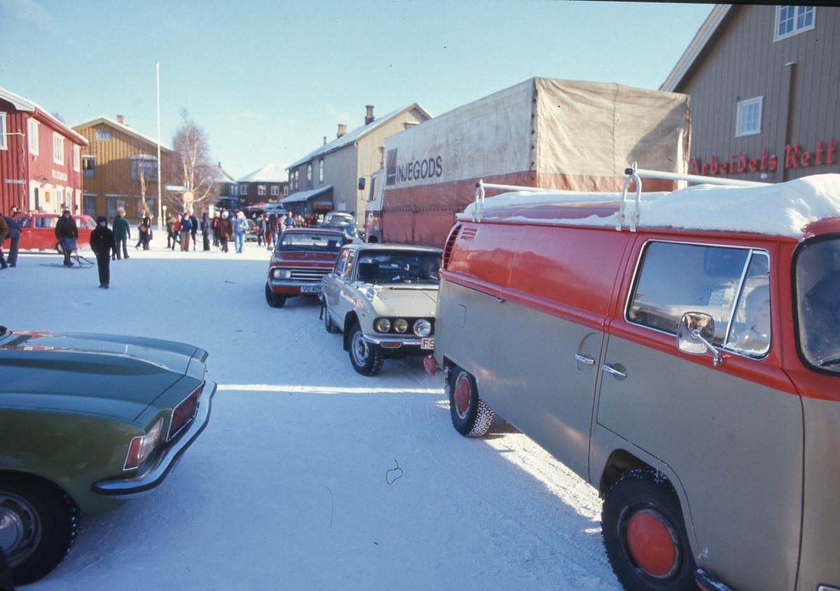 Røros-mart'n 1978. Ved Domus. Biltrafikk.