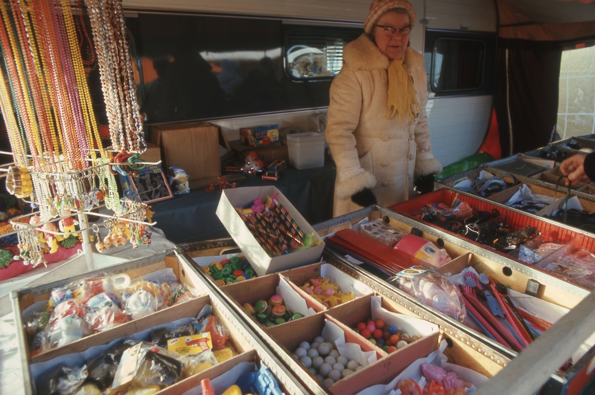 Røros-mart'n 1978. Ved Nilsenhjørnet. "Alt i plast".