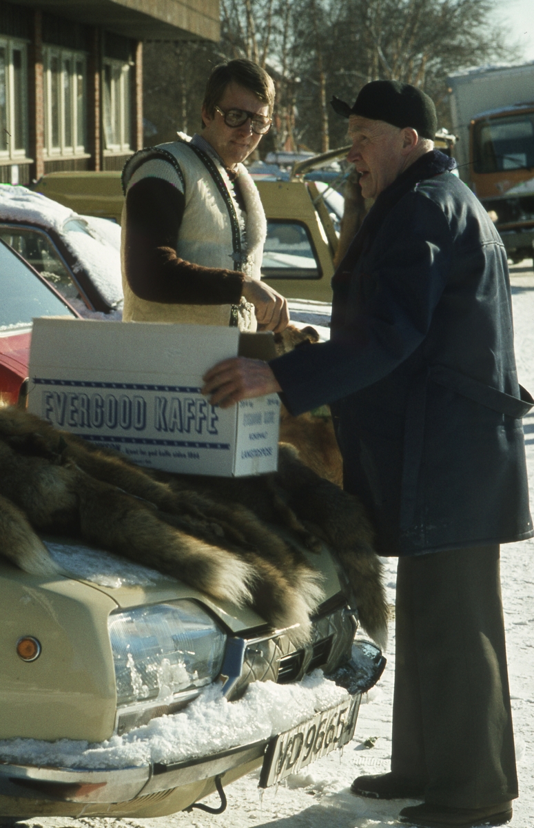 Røros-mart'n 1978. Ved Bergstaden Hotell. Revskinnhandel.