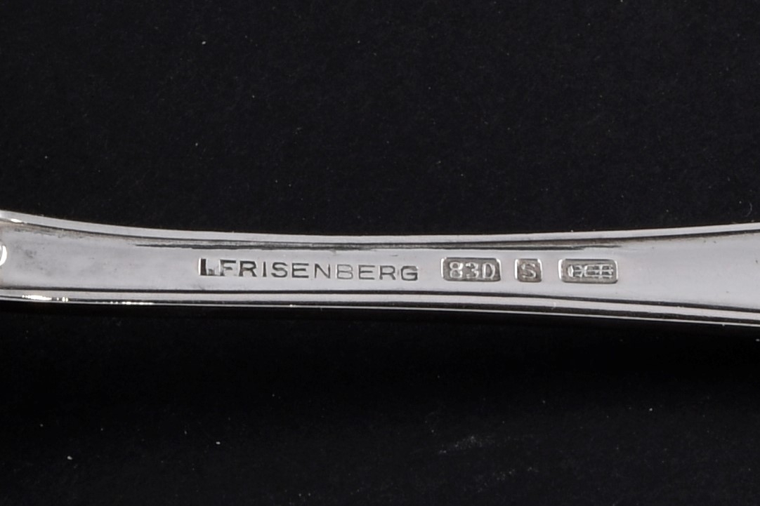 Sølvskje med mønster på enden av skaftet og ved overgang til skje.