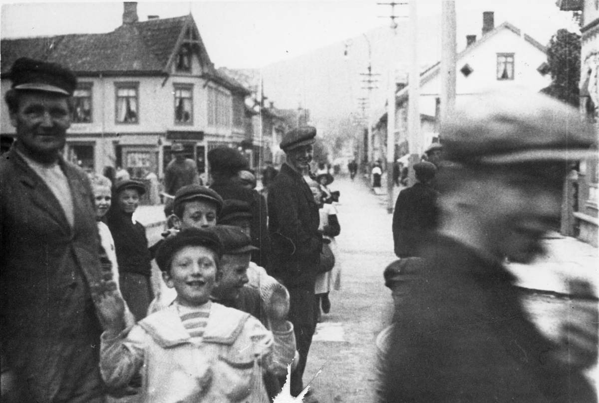 Stillbilde fra Albert Hougners film fra Storgata, Lillehammer 1912. Bildet er fra Lilletorget med Kooperativen til venstre. I forgrunnen "Elling B 9 år"