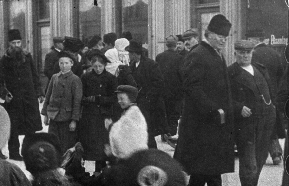Stillbilde fra Albert Hougners film fra Storgata Lillehammer 1912. På vinduet er skrevet Lillehammer Ølsamlag