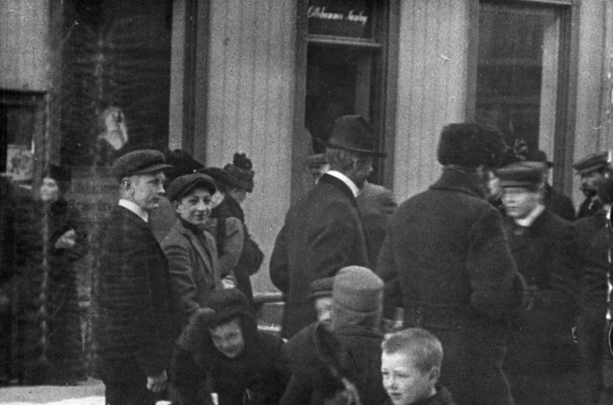 Stillbilde fra Albert Hougners film fra Storgata, Lillehammer 1912. Over døra står det Lillehammer Samlag