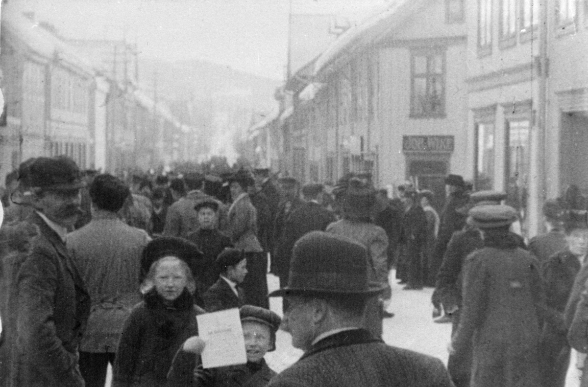 Stillbilde fra Albert Hougners film fra Storgata, Lillehammer 1912. Bildet er tatt sørover med Friesenberg og Belsvik på høyre side. På Belsvik-/Baadshaug-gården er et skilt med "Joh. Wike"