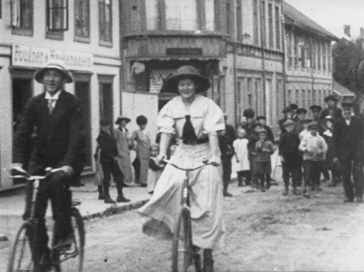 Stillbilde fra Albert Hougners film fra Storgata, Lillehammer 1912. "Harald Torp og hans tilkommende frk Bergseng"