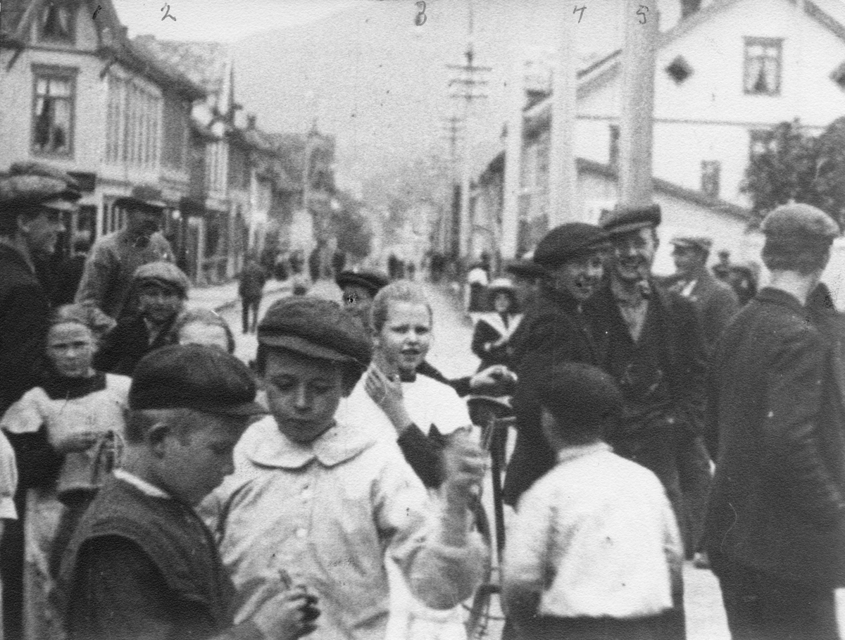 Stillbilde fra Albert Hougners film fra Storgata, Lillehammer 1912. Notert på bildet er navnene Eli Lunde (datter av Einar Lunde), Førisdal jr., Magda Skårberg, Oscar Roven og Oscar Kristiansen