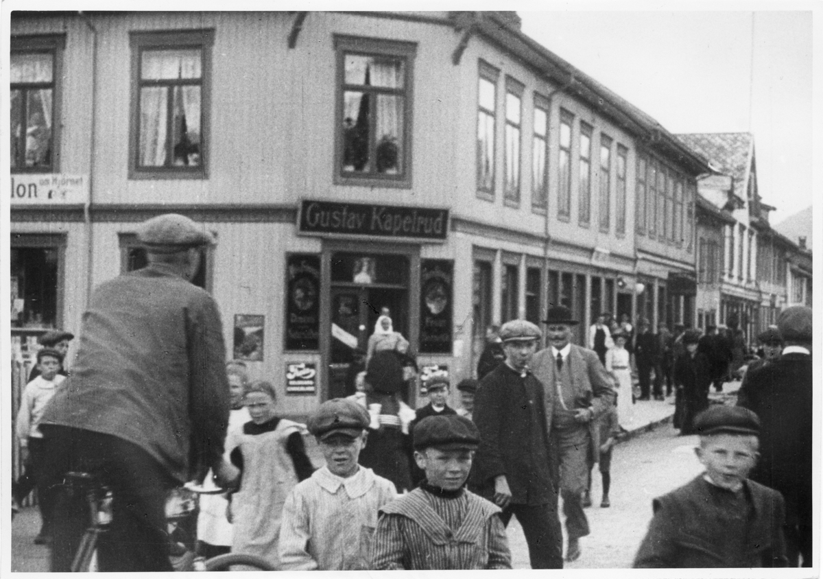 Stillbilde fra Albert Hougners film fra Storgata, Lillehammer 1912. Storgata 86 med Gustav Kapelruds forretning og mange folk i gata