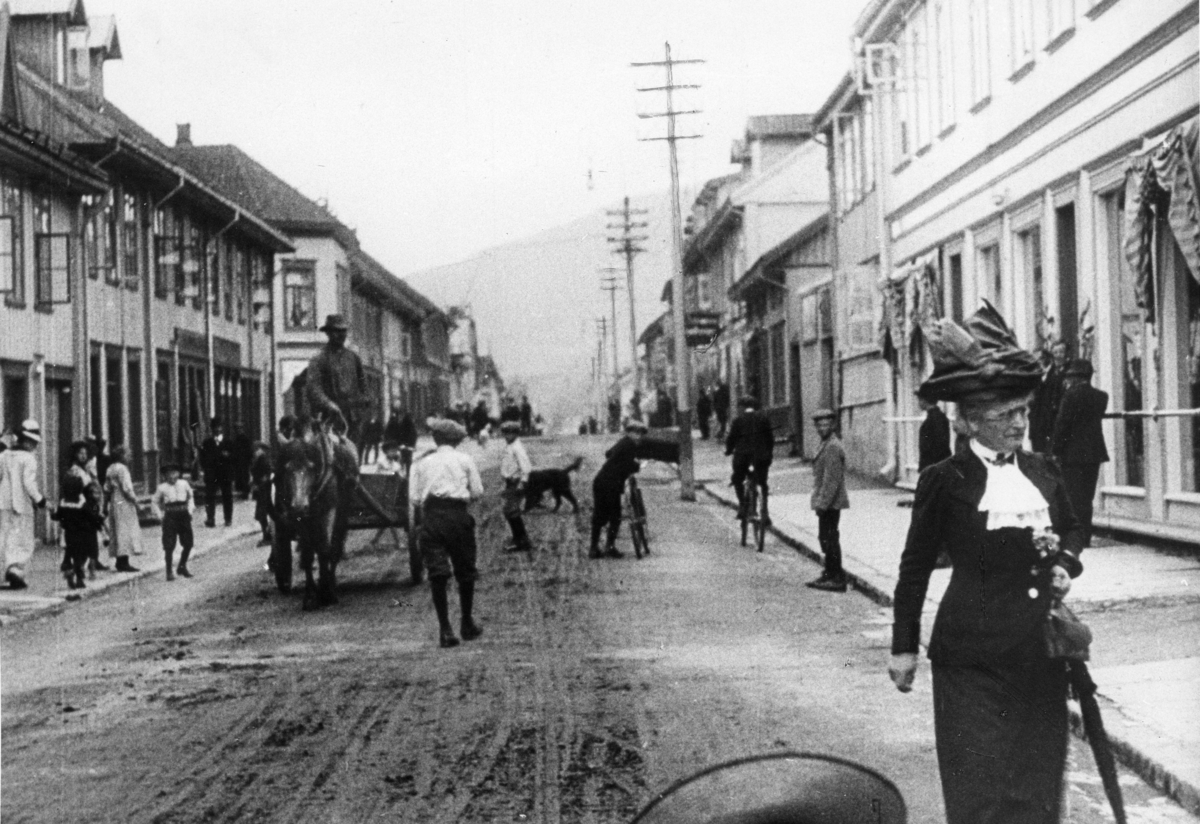 Stillbilde fra Albert Hougners film fra Storgata, Lillehammer 1912. Storgata sett nordover med nr. 67 til høyre. Barn og voksne i gata.