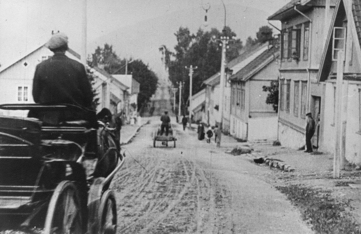 Stillbilde fra Albert Hougners film fra Storgata, Lillehammer 1912. Storgata på Utsiktsbakken med Storgata 7 og 9 til høyre, før krysset med Søndre gate.