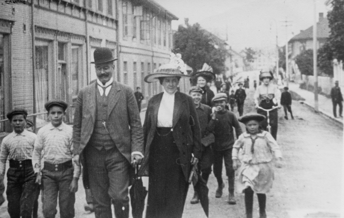 Stillbilde fra Albert Hougners film fra Storgata, Lillehammer 1912. Storgata 108 og 110 til venstre, sett mot hjørnet av Løkkegata.