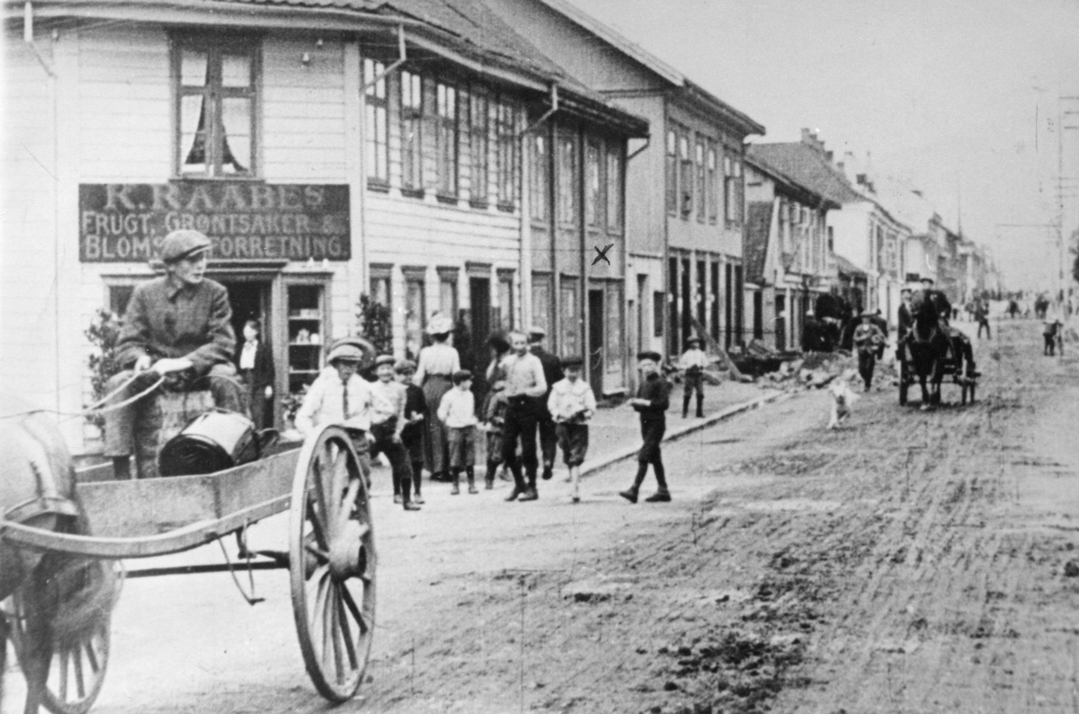 Stillbilde fra Albert Hougners film fra Storgata, Lillehammer 1912. Storgata 46, Raabe-hjørnet, til venstre. Et av de eldste husene i byen med hjelpefengsel i bakgården.