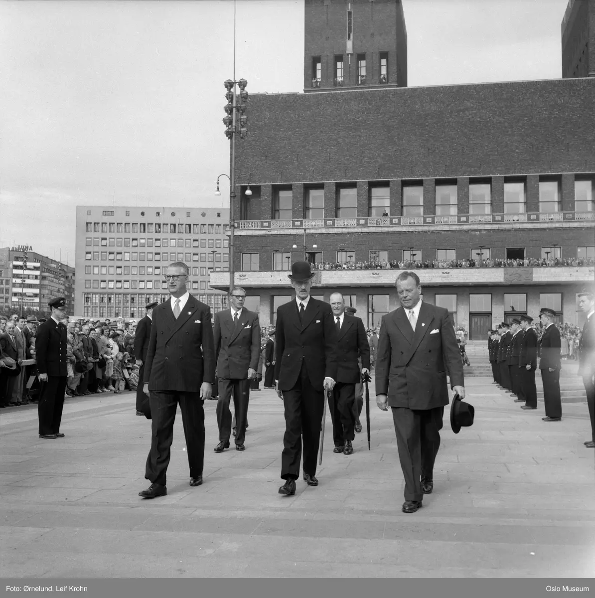 norsk jernbane 100 år, jubileum, menn, konge, Rådhuset, kontorbygning