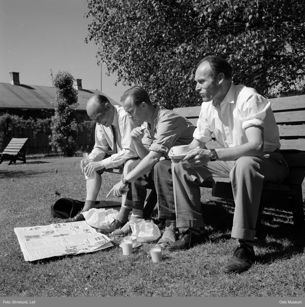 Standard Telefon- og Kabelfabrik (STK), hage, benk, menn, matpakker, kaffekopper, melkeglass, avis, lunsjpause