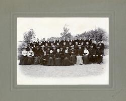 Konfirmander och lärare vid Växjö dövstumskola 1905.
Man har