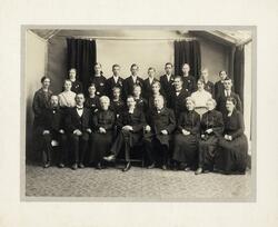 En konfirmationsgrupp (med lärare och konfirmationspräst) fr