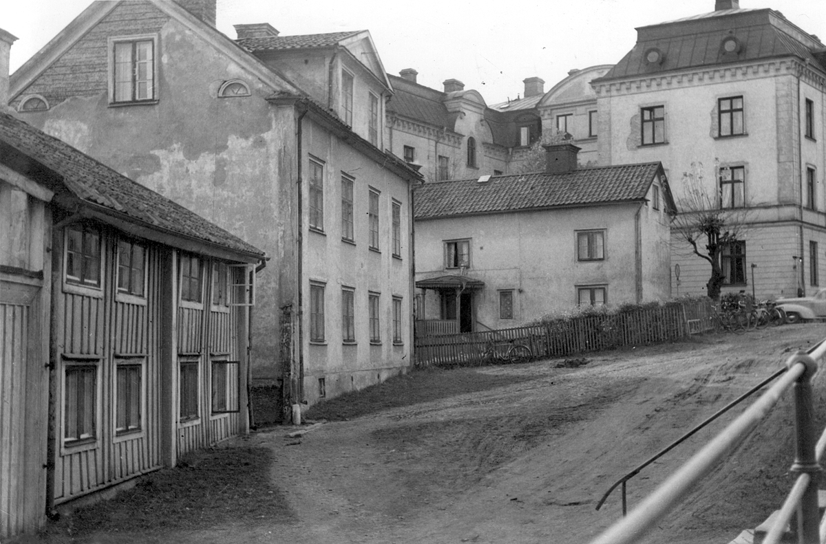 Våren möjligtvis hösten 1954 tog linköpingsfotografen Folke Fromholtz sig tid att dokumentera denna miljö som inom kort skulle jämnas med marken för att ge plats för Bredgatan. Vi ser Nygatsbacken med gatans bebyggelse utmed dess södra sida. Närmast Nygatan 62, där gårdens trähus kom att flyttas till friluftsmuseet Gamla Linköping som Anderska gården. Det lilla tvärställda huset inrymde en gång i tiden skola och har även det räddats till Gamla Linköping, där benämnt Mamsell Agardhs skola. I fonden Lorichska huset som ännu består.