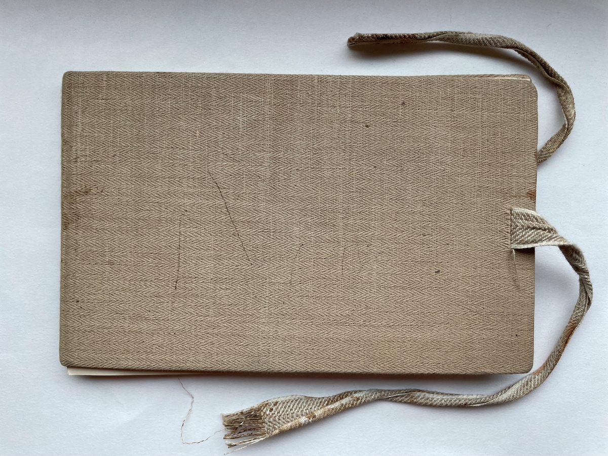 Skissbok, inbunden i klot med teckningar och akvareller.