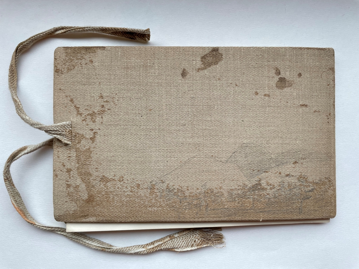 Skissbok, inbunden i klot med teckningar och akvareller.