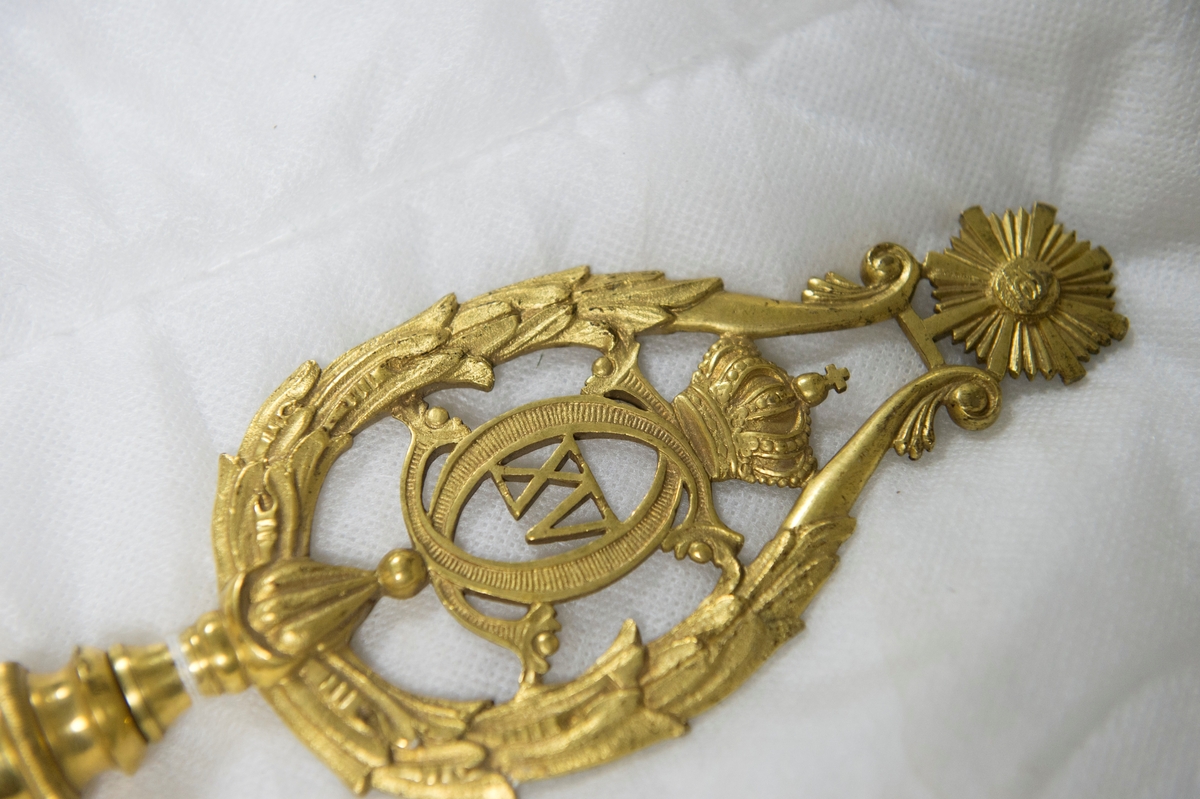 Fana av gult och blått natursiden, dubbet tyg, med heraldiskt motiv: Karlstads stadsvapen. Motivet är placerat i mitten av det gula korset och består av en applikation av vitt siden med heltäckande broderi. Fanan är fäst på vitmålad stång med en fanspets i metall med Carl XV's namnskiffer. Runt skiffret en lyrformad lagerkrans, krönt med symbolen för det allseende ögat med strålar runt.