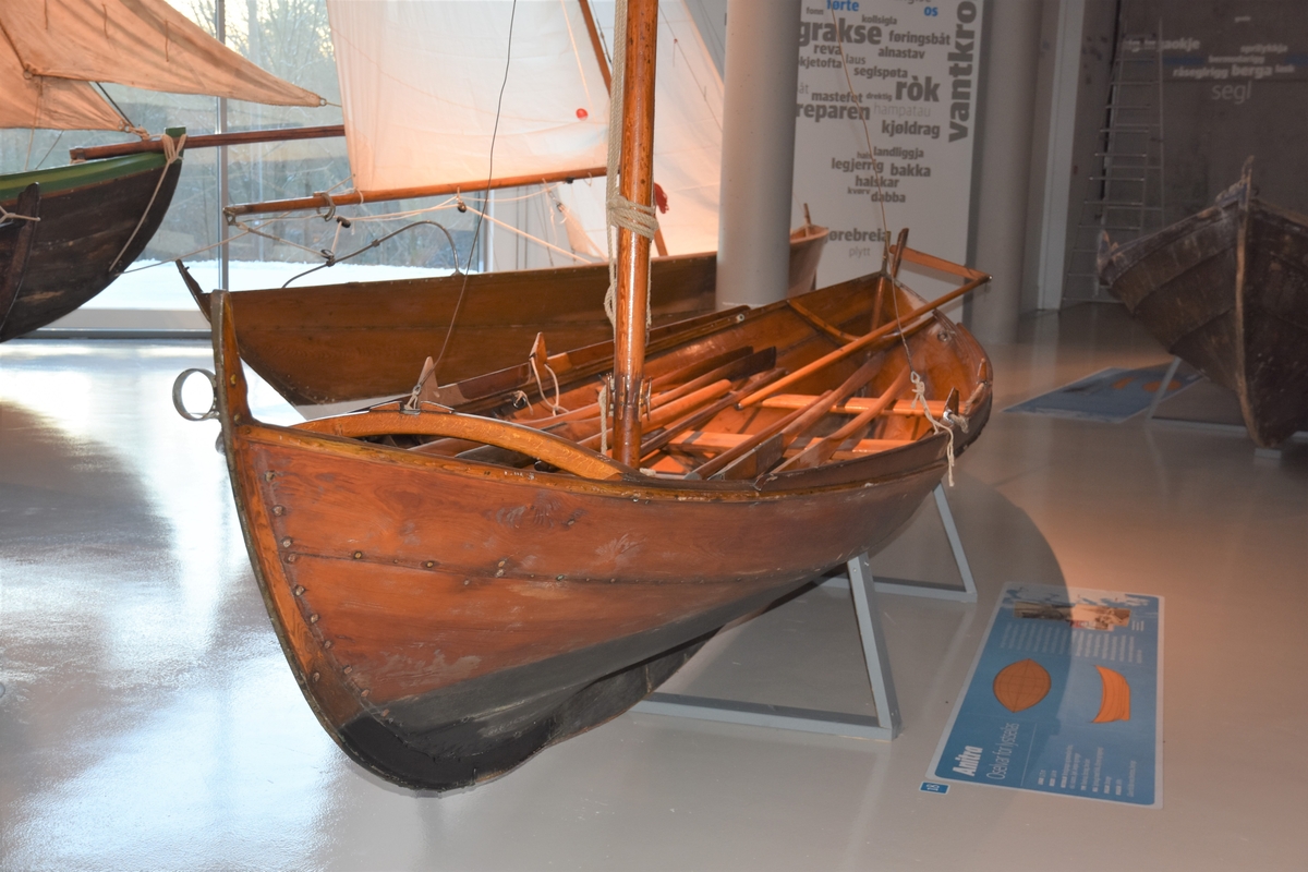 Oselvar færing. Rigg: Sprisegl med fokk, klyver og toppsegl. Stor kjøl og skvettlist på esing. Klinkbygd med koparsaum. Tre bord. tre spant, bak- og framsprong. Tre toftar. Ror.