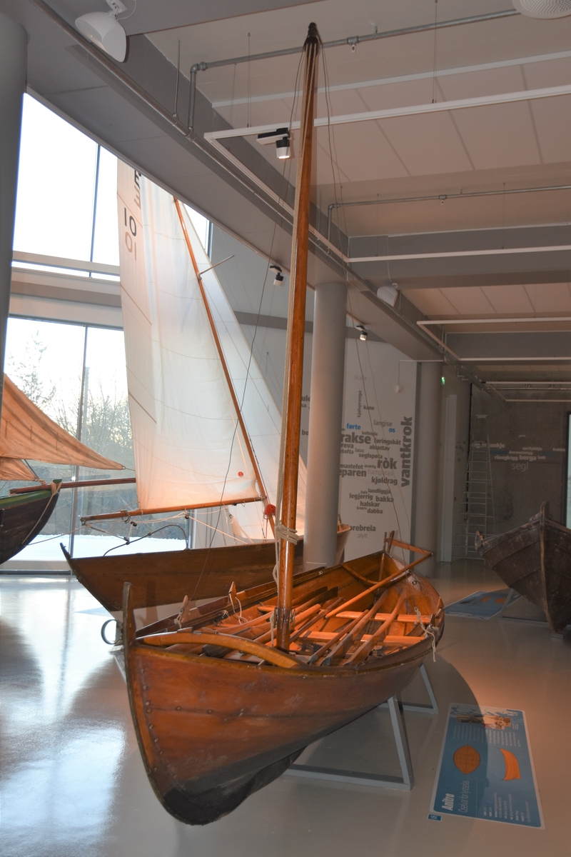 Oselvar færing. Rigg: Sprisegl med fokk, klyver og toppsegl. Stor kjøl og skvettlist på esing. Klinkbygd med koparsaum. Tre bord. tre spant, bak- og framsprong. Tre toftar. Ror.